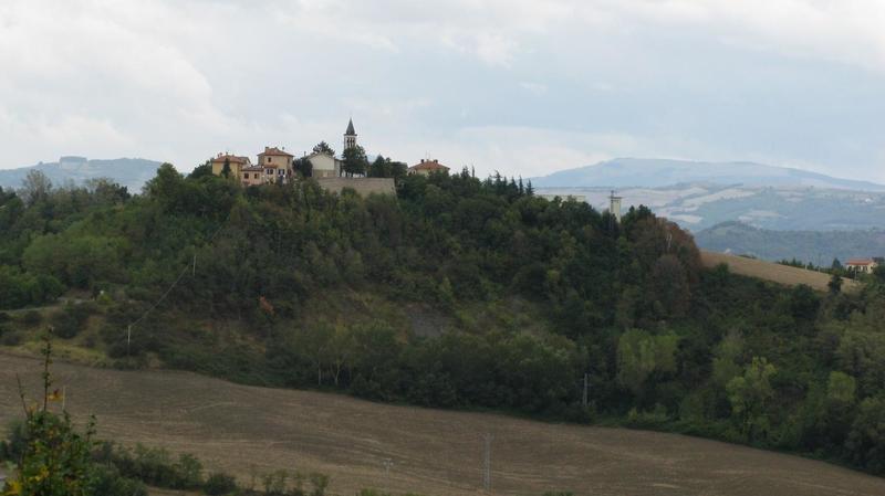 Madre e figlio rimasti con 64 euro sul conto dopo il fallimento del bar, la sentenza li ‘salva’: il paese si spopola, i debiti si giustificano