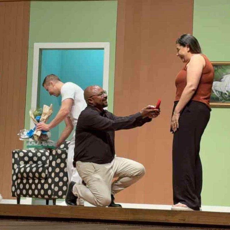 Pedido de casamento emociona plateia em teatro