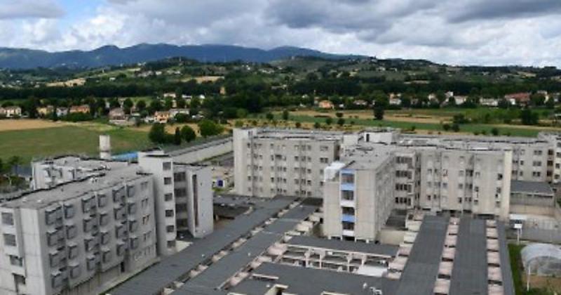 Detenuto del carcere di Spoleto aggredisce un medico con lo sgabello