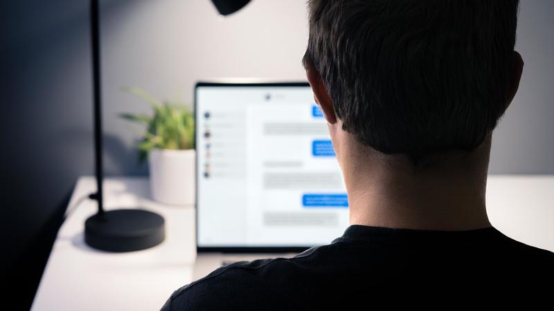 Conosce una ragazza su un sito d’incontri, ma l'appuntamento galante è una trappola: picchiato e rapinato