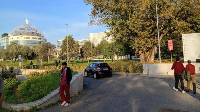 Lodi, camionista rimane schiacciato tra un muro e la portiera del tir: gambe fratturate