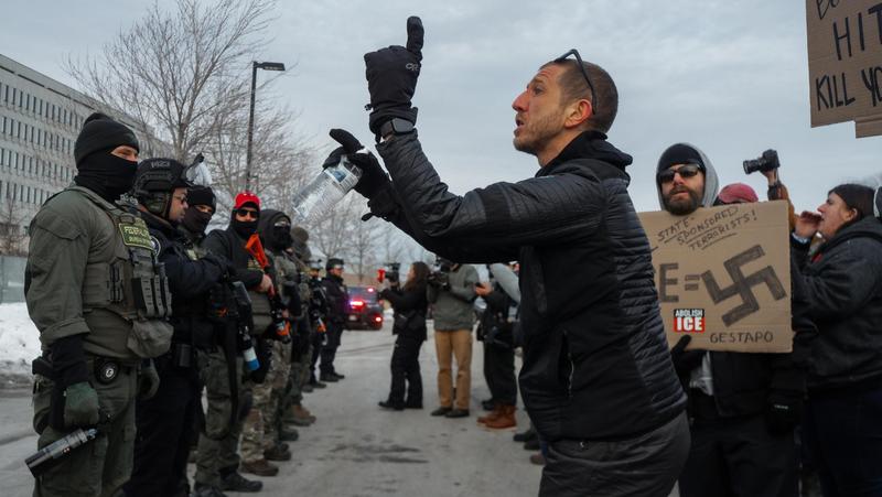 Un esercito con fischietti e cellulari contro l’Ice per riprendere gli abusi. Così l’America anti Trump si difende dai raid federali