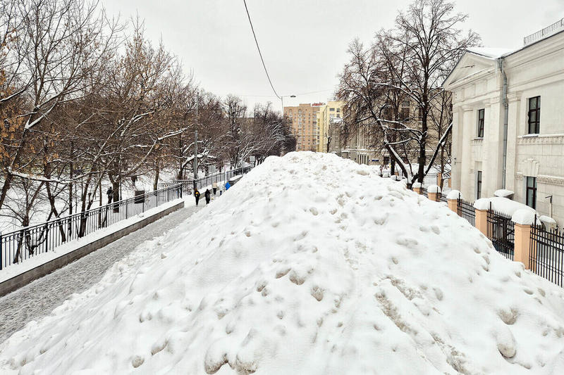 «Когда учитель берет лопату»: как детские сады и школы Подмосковья переживают снегопады