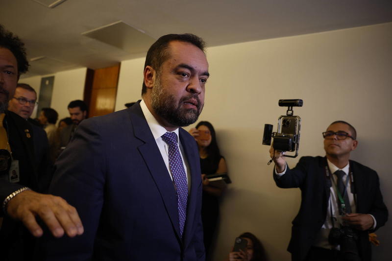 Enrolado com o Master, Cláudio Castro foge do Palácio Guanabara