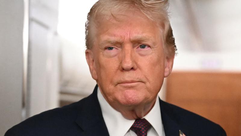 Trump preoccupato: “Se la Corte Suprema boccia i dazi siamo fregati: dovremmo restituire migliaia di miliardi di dollari”