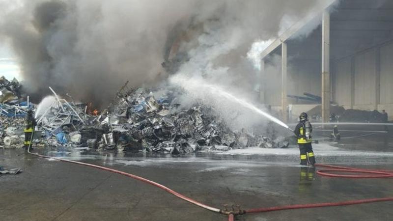 Incendio tra i rottami a Ciserano: sabato alta colonna di fumo
