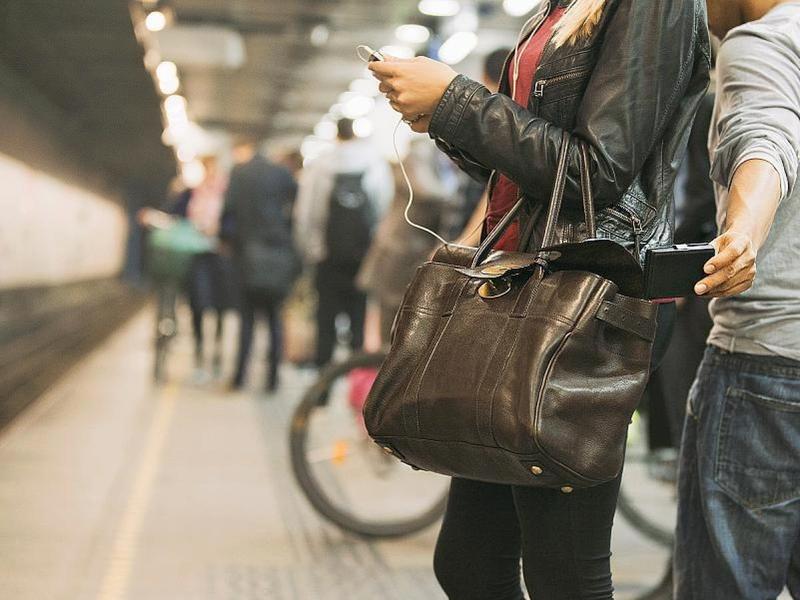 Scippatori di cellulare, bus e metrÃ²-trappola:colpiscono (veloci) allâapertura delle porte