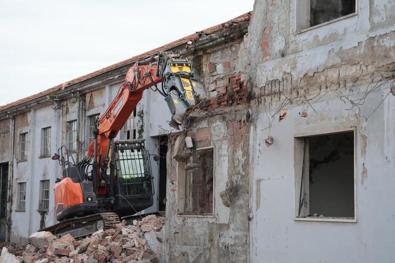 Cento dice addio all’ex Simbianca, dopo 30 anni via alla demolizione