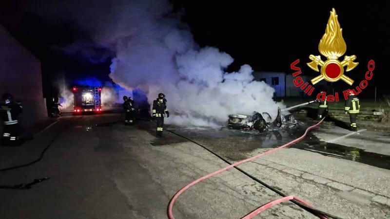 Fiamme nella notte a Sant’Angelo Lodigiano: quattro auto distrutte, giallo sulle cause