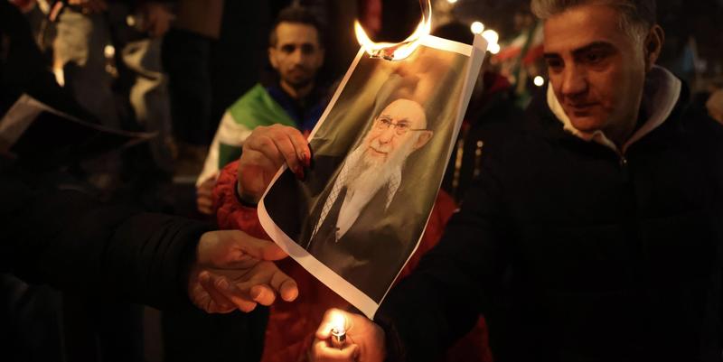 Iran, almeno 12 mila morti nelle proteste: il bivio di Trump tra guerra e negoziati