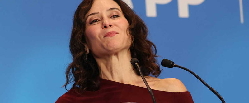 Ayuso sale en defensa de Julio Iglesias tras las acusaciones de agresión sexual: 