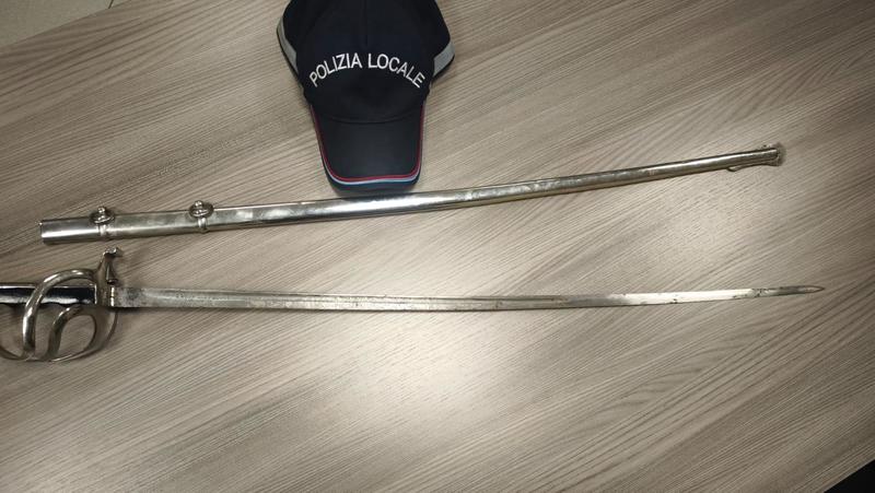 Passeggia a Brugherio con una sciabola di un metro: denunciato. E non era la prima volta