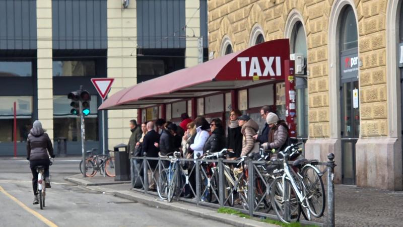 Sciopero dei taxi, disagi anche a Bologna. “Regole più stringenti per Uber”