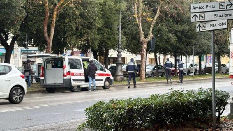 Livorno, 16enne travolta in strada mentre entra a scuola: è in prognosi riservata