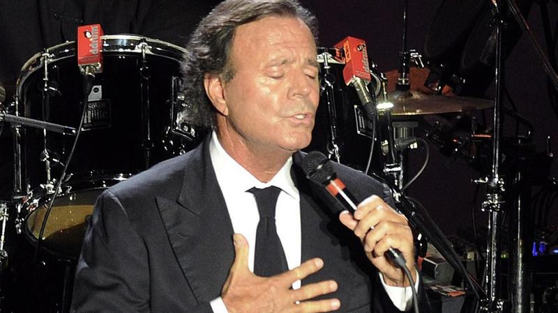 Accuse choc contro Julio Iglesias: “Aggressioni sessuali e terrore sul lavoro”