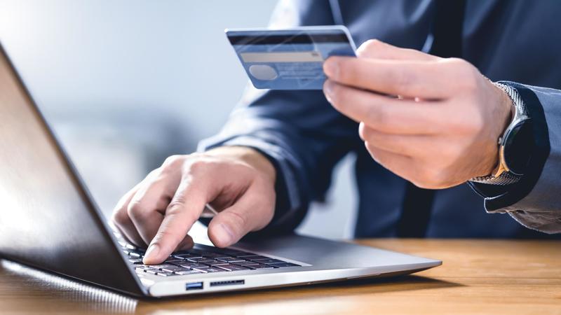 Ti rubano l’identità e fanno un prestito a nome tuo: è boom di frodi creditizie in Italia