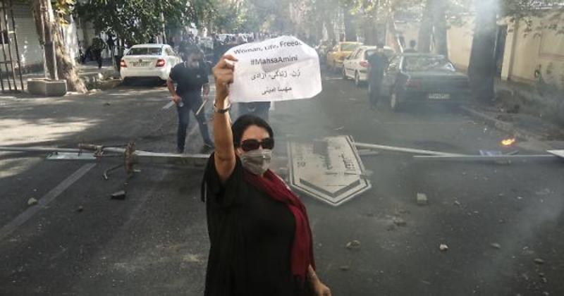 Dalla rivoluzione del 1979, la storia dell’Iran è ciclicamente scandita da proteste che hanno scosso le fondamenta del regime, senza mai riuscire a creare un’alternativa politica al potere del clero sciita