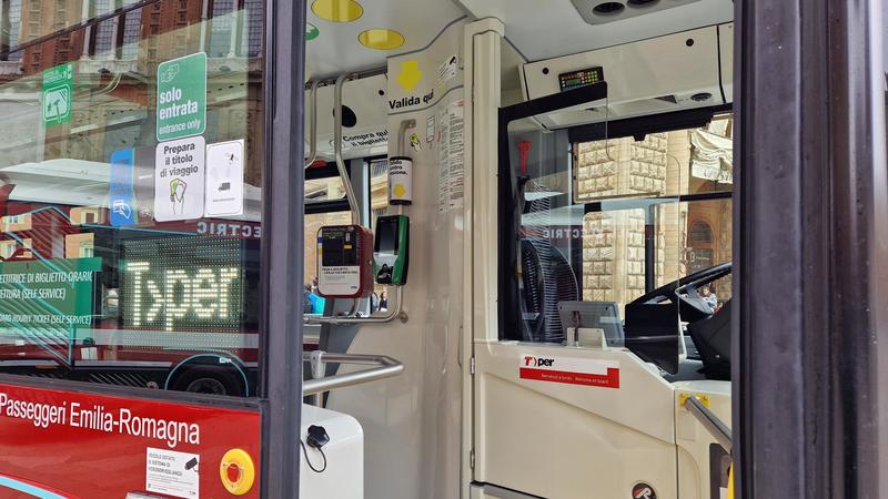 Paura sul bus, autista minacciato con un’arma da un passeggero. “Fai il tuo lavoro, vai avanti e non ti fermare”