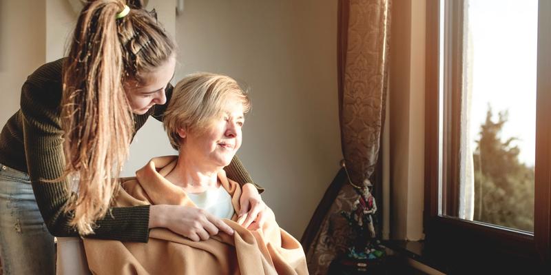 Caregiver familiare, via libera al contributo di 400 euro al mese per chi assiste un parente non autosufficiente