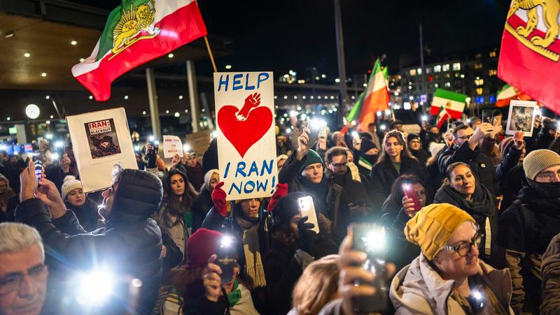 L’Iran brucia, l’opposizione: “Morti 12.000 manifestanti”. Il regime minimizza. Trump: “Patrioti iraniani resistete, l’aiuto è in arrivo”