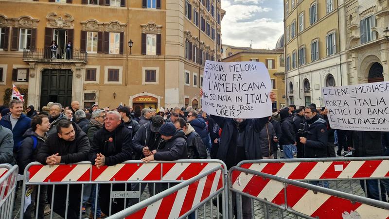 Sciopero dei taxi, aggredito il presidente di +Europa e Radicali. Lui: “Calci e sputi, via questa lobby”