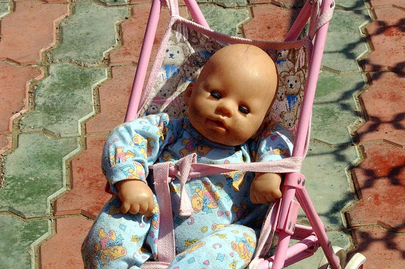 «На очереди Кен с недержанием мочи»: почему маленькие россияне калечат своих кукол