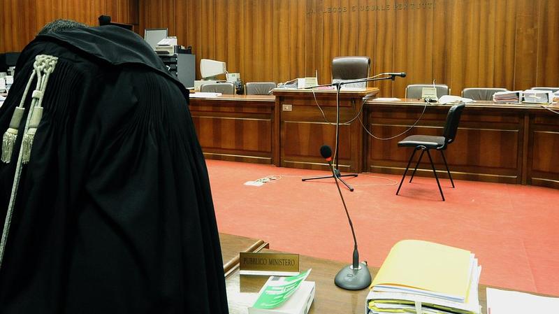 Auto bloccata al confine con 2 persone nascoste nel bagagliaio: si indaga per immigrazione clandestina