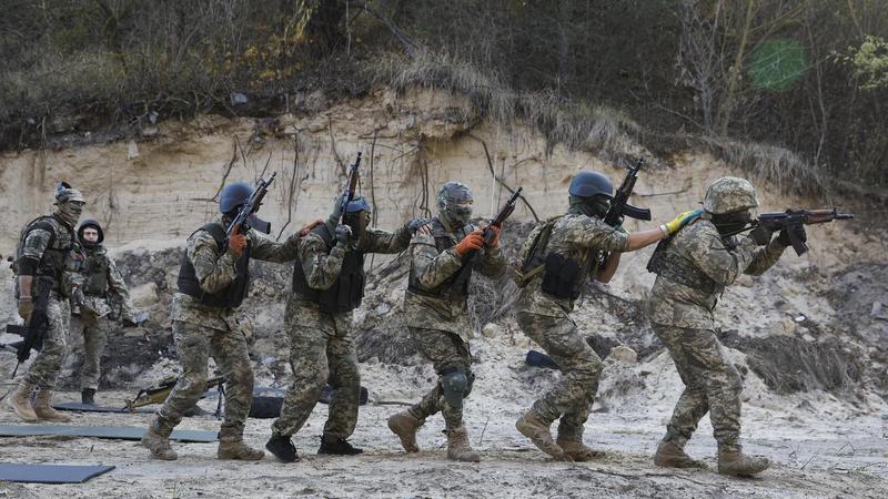 “Soldati da sacrificare nelle prime linee adescati online da una donna”. La trappola di Mosca per reclutare giovani stranieri