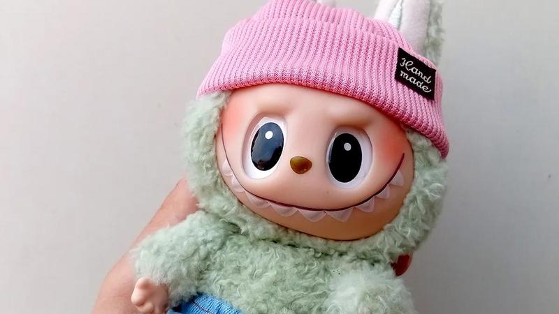 Il lato oscuro dei Labubu, adolescenti sfruttati in Cina per produrre i pupazzi virali: orari massacranti in fabbrica e contratti fantasma