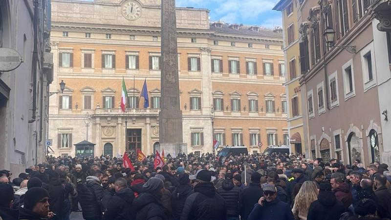 Sciopero dei taxi, il leader dei Radicali si presenta con il Pos: momenti di tensione in piazza Bocca della Verità