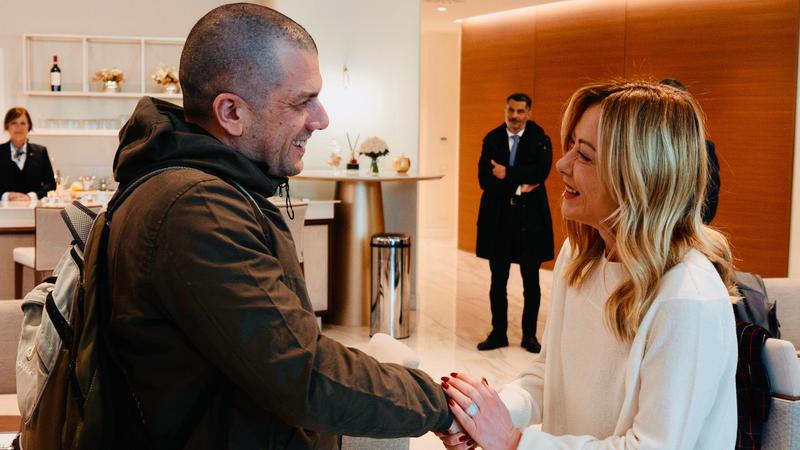 Alberto Trentini e quell’abbraccio con la mamma: “Felicità a un prezzo altissimo” /