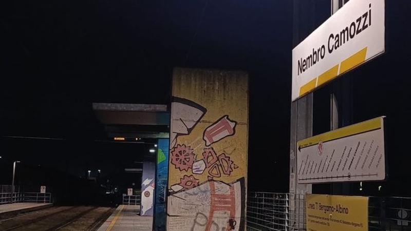 Nembro, lite tra due gruppi di giovanissimi alla fermata Teb: 16enne ferito alla testa con una bottiglia di vetro