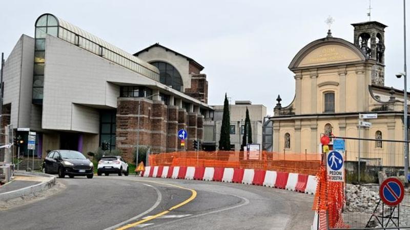 Campagnola, l’incrocio chiude: si montano le due passerelle