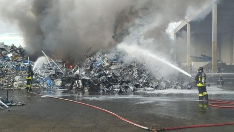 Fiamme tra i rottami a Ciserano: «Cause accidentali»