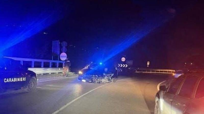 Sedrina, inseguiti dai carabinieri causano un incidente. Fuggitivo si getta nella scarpata