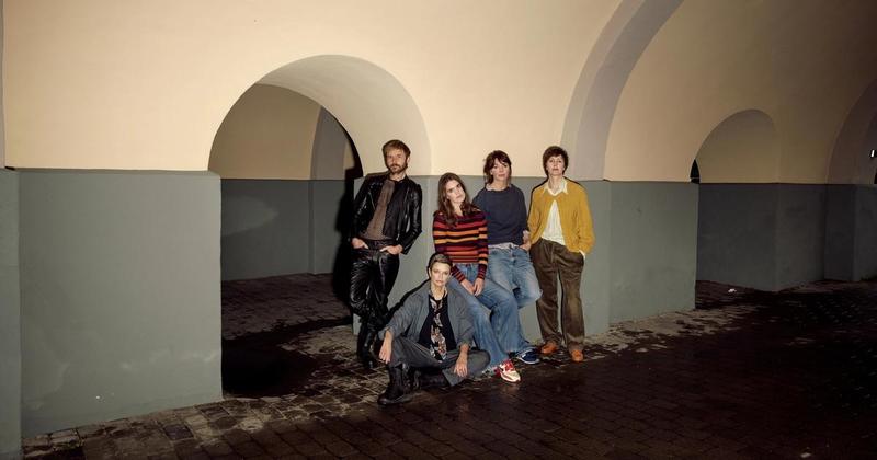 Fattigdom, klasse, nazisme. Flere av årets teater­forestillinger trykker på samtidas trigger­punkter.