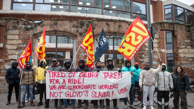 A Milano processo a Glovo, il manager in aula: “Dati sui turni cancellati per privacy”. I rider: non siamo schiavi