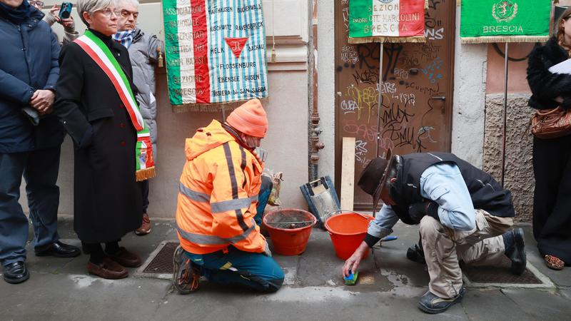 Tre vite spezzate dai nazifascisti: inaugurate a Brescia nuove pietre d’inciampo