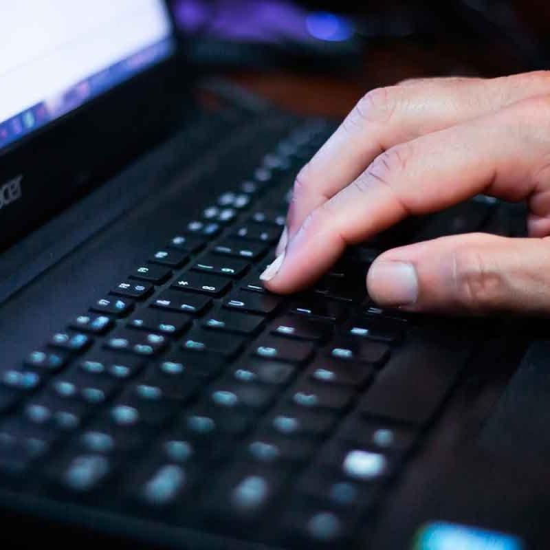 Advogado explica o limite entre reclamar e difamar empresas na internet