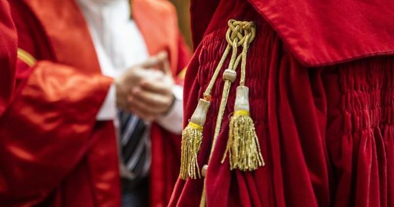 La metamorfosi nei rapporti tra sinistra e magistratura, che ha portato la prima a sacrificare, poco per volta, ogni autonomia nei confronti del potere togato