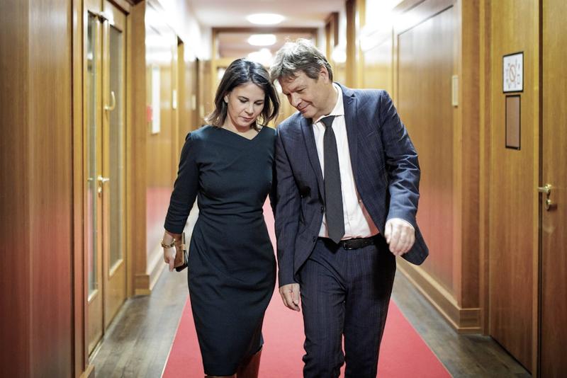 „Ken & Barbie“: Dieser Diplomat steckt hinter dem Gedicht über Baerbock und Habeck