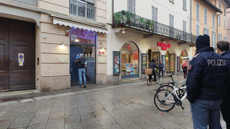 Pavia, spari contro le vetrine di tre bar nel centro storico: sopralluoghi della Scientifica
