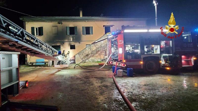 Incendio nella notte a Montecalvo in Foglia: casolare devastato dalle fiamme