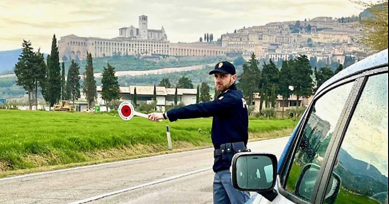 Tenta di eludere posto di blocco, ma perde il controllo dell'auto e finisce contro un muro: sanzionato per oltre 6000 euro