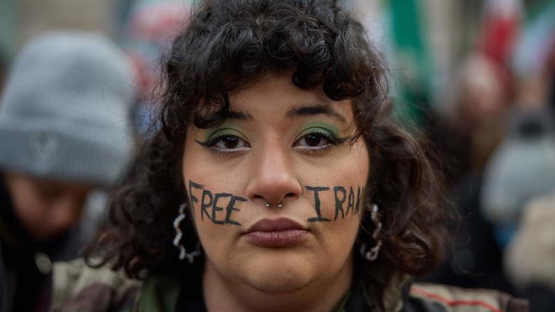 Was eine Exil-Iranerin über den Schah-Sohn denkt : „Viele wollen nicht einen Diktator durch einen anderen ersetzen“