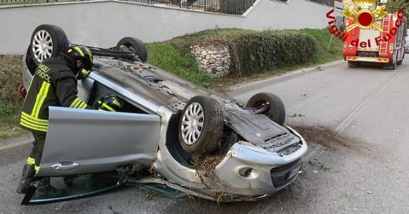 Incidente a Terni: anziano estratto dall’auto dai vigili del fuoco
