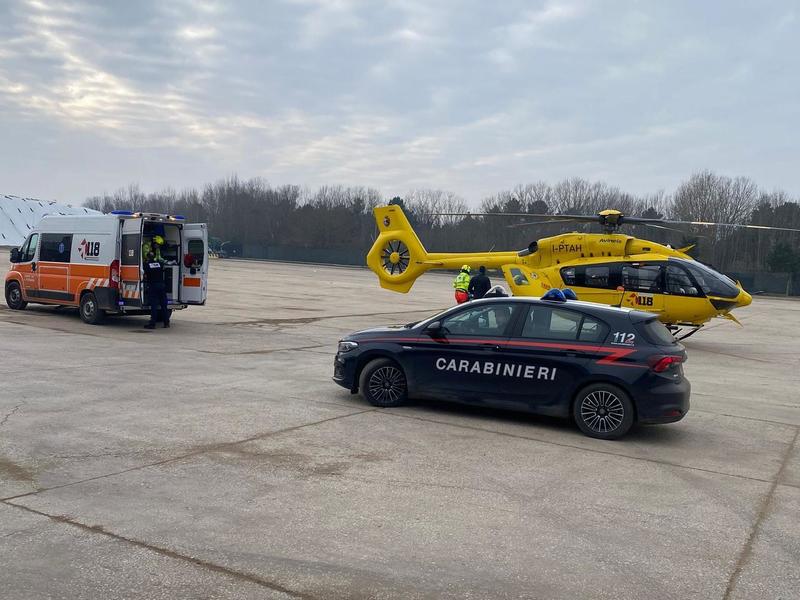 Incidente sul lavoro a Codigoro, operaio schiacciato da una pala meccanica perde una gamba