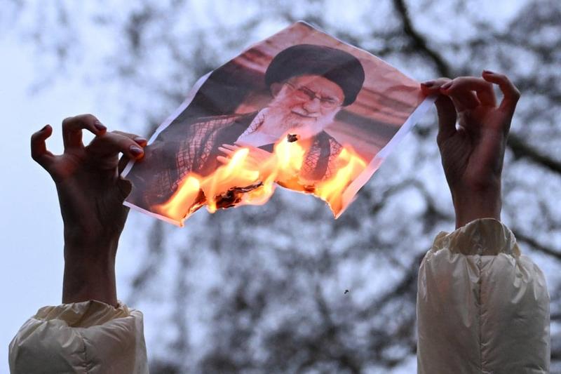 (POGLED) Štirikrako križišče smrti islamističnega diktatorja v Iranu