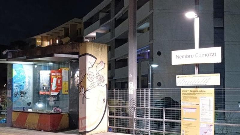La lite alla fermata di Nembro, denunciato 16enne. Continua la ricerca dei complici
