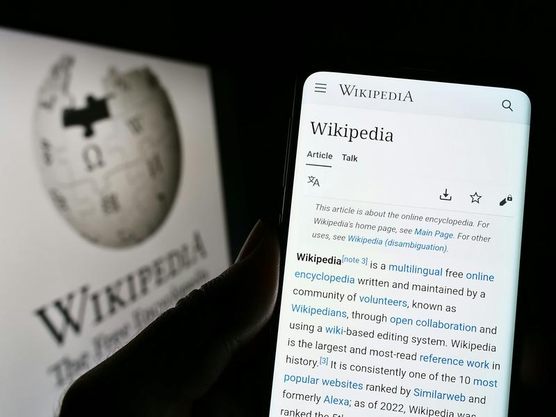 Wikipedia cumple 25 años: ¿cómo la enciclopedia que la academia rechazaba se ha convertido en un bien público digital?
